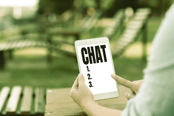 Εγγραφή εμφάνισης κειμένου Chat. Επιχειρηματική επισκόπηση λαμβάνουν μέρος σε μια συζήτηση που περιλαμβάνει την αποστολή μηνυμάτων μέσω του Διαδικτύου — Φωτογραφία Αρχείου
