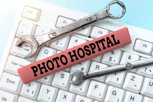 Τίτλος κειμένου που παρουσιάζει το φωτογραφικό νοσοκομείο. Έννοια που σημαίνει μοναδική Εφαρμοσμένη τέχνη του ιατρικού ιδρύματος και πρακτική Downloading Online Files and Data, αποστολή Κωδικών Προγραμματισμού — Φωτογραφία Αρχείου