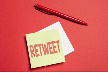 Retweet sunan metin başlığı. Twitter 'da veya iletide iş kavramı Başka bir kullanıcı tarafından gönderilmiş bir ileti Önemli Notlar Planlayan Yaratıcı Tasarımlar