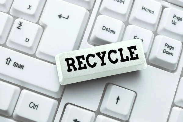 Вывеска "Recycle". О том, как превратить отходы в новые материалы и объекты, читайте в новом электронном учебнике "Создание контента". — стоковое фото