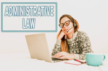 İdari Kanun 'u gösteren yazı. Hükümet Çağrı Merkezi Ajanının Evden Çalışan, Sınavlara Hazırlık Öğrencisi tarafından oluşturulan yönetmelik kuralları