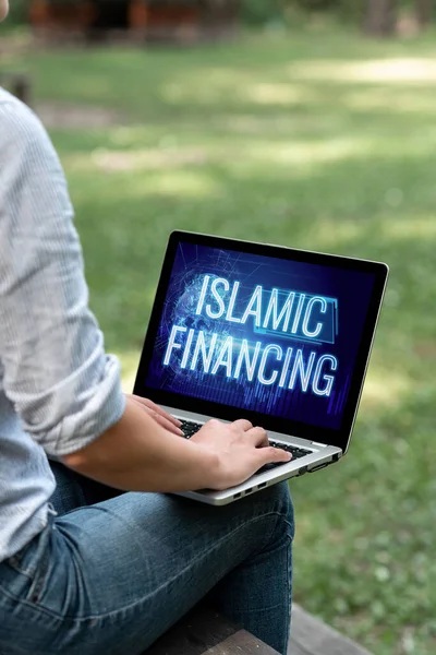 Legenda conceptual Financiamento Islâmico. Conceito que significa atividade bancária e investimento que está em conformidade com a sharia Mulher digitando no laptop sentado fora vista lateral Trabalhando de casa. — Fotografia de Stock