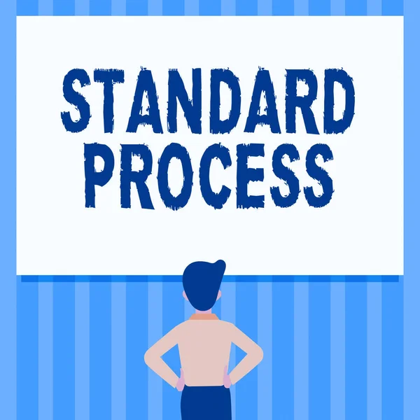 標準プロセスが表示されます。最終製品の品質と一致するように作られた規則に書かれた言葉立ち手を描くN人のヒップ空のホワイトボードを見て. — ストック写真