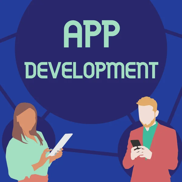 Sinal de texto mostrando App Development. Conceito de negócio Serviços de desenvolvimento para incríveis experiências móveis e web Ilustração de parceiros ocupados usando smartphones Buscando ideias. — Fotografia de Stock