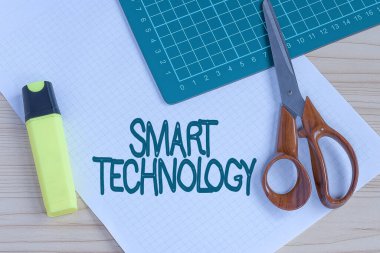 Akıllı Teknoloji el yazısı. Bilgisayar ya da çip içerisindeki aygıt ya da aygıtlar üzerine yazılmış sözcük Çoklu Koleksiyon Ofisi Kırtasiyesi Fotoğrafı Tablo Üzerine yerleştirilmiş