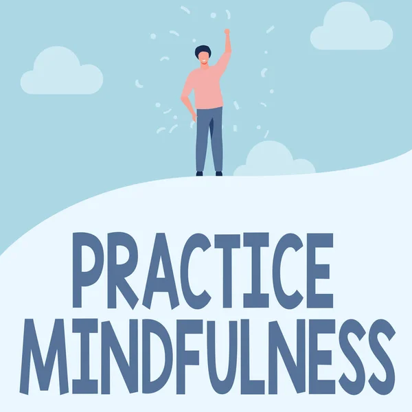 Texto de escritura Práctica Mindfulness. Idea de negocio lograr un estado de relajación una forma de meditación Hombre Dibujo Levantando la mano Cielo Standing Hill Mostrando éxito. — Foto de Stock