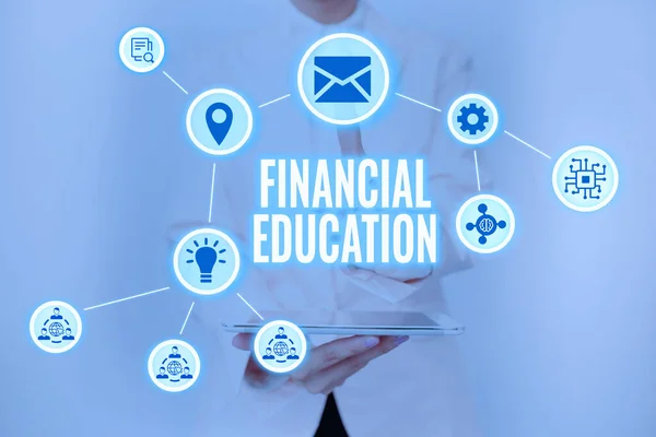 金融教育を紹介するテキストキャプション。インターネットの概念金融や投資などの金融分野を理解するレディー・ホールディング・タブレット仮想ボタンを押す未来的な技術を示す. — ストック写真