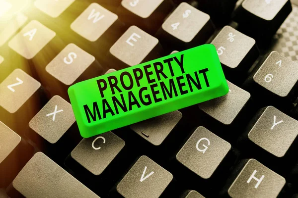 Kézírás szöveg Property Management. Üzleti koncepció Felügyelete ingatlan megőrzött értéke Létesítmény Számítógépes Mérnöki koncepció, Absztrakt javítás Törött billentyűzet — Stock Fotó