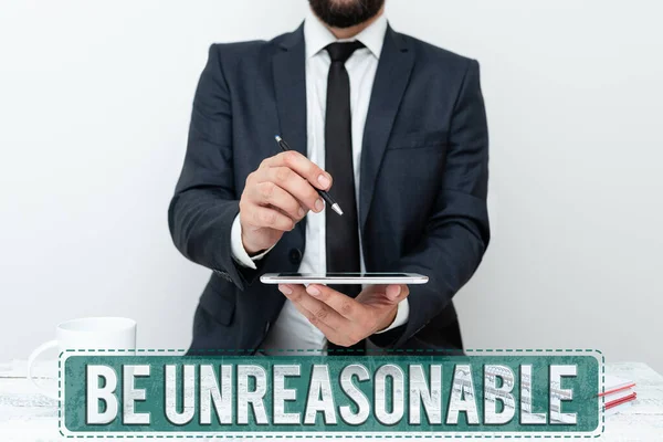 Legenda do texto apresentando Be Unreasonable. Palavra escrita sobre comportar-se não de acordo com realidades práticas Apresentando Tecnologia de Comunicação Voz Smartphone e Chamada de Vídeo — Fotografia de Stock