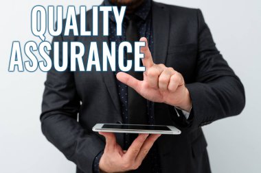 El yazısı tabelası Kalite Güvencesi. İş konsepti, Yeni Teknoloji Fikirlerinin Teknolojik Gelişmeyi Tartışarak Sunulmasını Belirli bir düzeyde kalite gerektirmektedir.