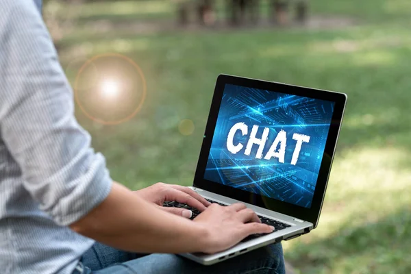 Skrivtext Chatt. Affärsstrategi delta i en diskussion som innebär att skicka meddelanden över internet Kvinna sitter med Latop Ensam I parken Kompletterande Fjärrjobb. — Stockfoto