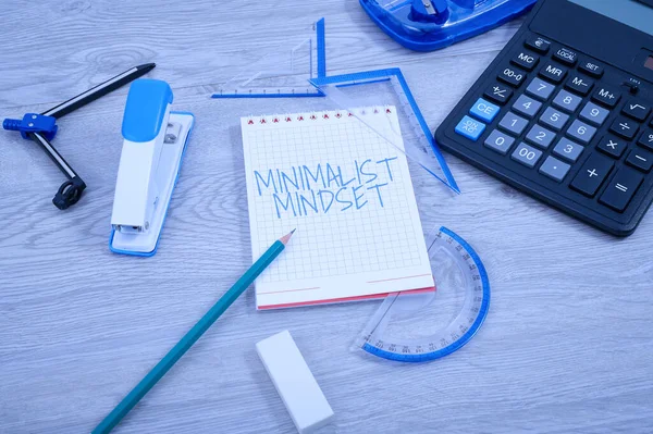 Escrevendo exibindo texto Mindset minimalista. Word for Be more Aware what Life can Offer without Clutter Blank Notebook Page With A Calculator And Geometric Stationery Over Table. — Fotografia de Stock