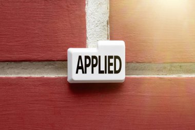 İlham uygulamasını gösteren metin. İş genel değerlendirmesi, teorik olmak yerine pratik kullanıma sunuldu. Yeni Parlak Fikirlerin Yaratıcılık ve İlham Yenilemesini Düşünmek uygulanabilir olsun.