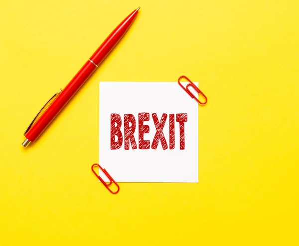 Mão escrita sinal Brexit. Internet Concept term potential departure of United Kingdom from European Union Critical Thinking Finding Clues Respostas Perguntas Coletando Dados — Fotografia de Stock