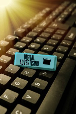 Sayısal Reklam sunan metin başlığı. İş Genel Görünümü Çevrimiçi Pazarlama Tanıtım Mesajları Kampanyası Yeni Çevrimiçi Günlük Web Sitesi Kurma, Anlamlı İnternet İçeriği Yazma