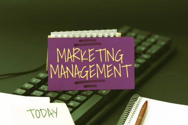 Kavramsal manşet Pazarlama Yönetimi. İş Konsepti Geliştirme Yeni Bir Ürün veya Hizmet Daktilo Yeni Eğitim Ders Kitabı, Soyut Yazma Eski Deneme Çevrimiçi