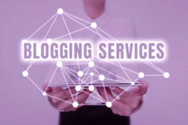 Kavramsal Görüntü Blog Servisi. Sosyal Ağ Kurumu Bilgilendirici Gazetecilik Kadın Üniformalı Bekleme Tabletinde Gelecek Teknolojileri Gösteren Sözcük.