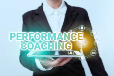 Performans Koçluğu 'nu gösteren ilham. İş konsepti, Yeni Geleceği Gösteren Sanal Teknolojiyi Gösteren Takım Elbiseli İyi ve Kötü Kadın 'ın Gelişim Noktasını Kolaylaştırır.