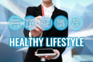 El yazısı Sağlıklı Yaşam Tarzı. Kavram, fiziksel aktivitede canlı sağlıklı ilişki ve üniformalı bayanın elinde tablet tutması demek. Sanal olarak Fütürist Teknoloji Yazıyor.