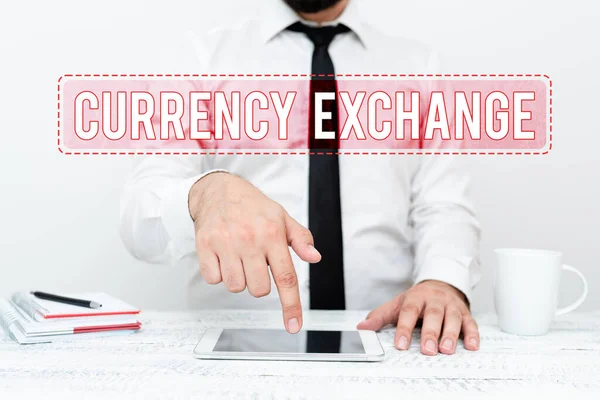 문자 통화 교환 (Currency Exchange). 통화를 기존의 형태로 바꾸는 사업 전반에 걸쳐 커뮤니케이션 기술 스마트 폰 음성 및 비디오 전화 — 스톡 사진