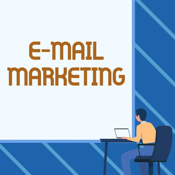 Tekst pokazujący inspirację E Mail Marketing. Koncepcja oznacza e-commerce Reklama Sprzedaż online Biuletyny promocyjne Człowiek siedzący Fotel Korzystanie Laptop umieszczony na stole z dużą Blank Board. — Zdjęcie stockowe