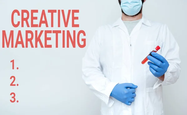 Tekst pisma Creative Marketing. Przegląd działalności Kampania mająca na celu spełnienie wymagań reklamowych Chemik Przedstawiający Próbkę krwi, Naukowiec Analizujący Próbkę Badawczą — Zdjęcie stockowe