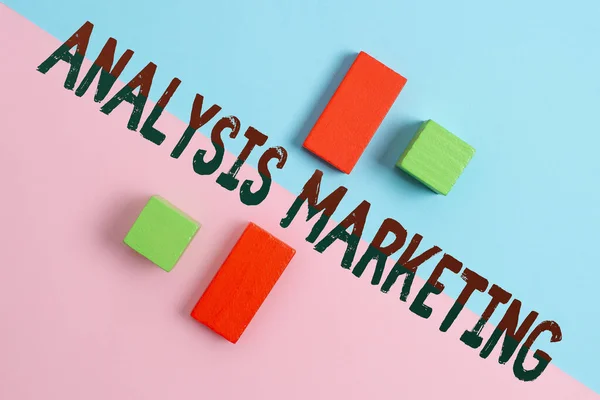 手写体符号分析营销.不同色彩背景下两个面向对内的市场两个客体的数量与质量评价 — 图库照片