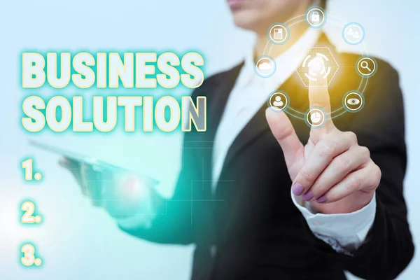 Didascalia di testo che presenta Business Solution. Parola Scritto su Servizi che includono la pianificazione strategica e la valutazione Donna in tuta Holding Tablet Mostra Futuristica Interfaccia Display. — Foto Stock