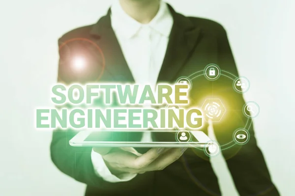 Conceptual caption Software Engineering. Palabra escrita sobre el desarrollo del programa en enfoque cuantitativo sistemático Mujer en traje de pie utilizando el dispositivo que muestra nueva tecnología virtual futurista. —  Fotos de Stock