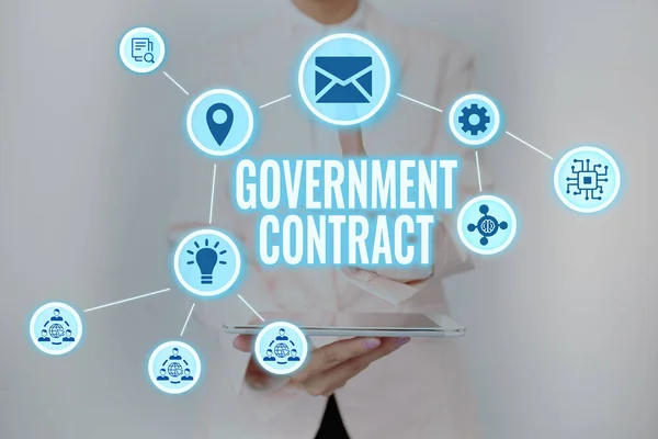 Visualizzazione concettuale Contratto governativo. Business vetrina Accordo Processo di vendita di servizi per l'amministrazione Lady Holding Tablet Premendo sul pulsante virtuale che mostra tecnologia futuristica. — Foto Stock