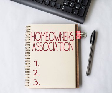 Ev Sahipleri Derneği ilanı. Gated Community 'nin bakım giderleri için ücretle birlikte bir klavyenin yanında bir klavye ve bir klavye ile birlikte açık günlük üzerine yazılmış sözcük.