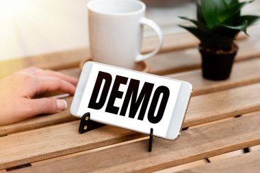 Demo 'yu gösteren tabela. Bir ürün teknikleri ve becerilerinin iş dünyası tanıtımı Ses ve Görüntü Çağrı Yetenekleri Buluşması İnsanları Birleştiren