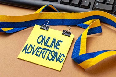 Çevrimiçi Reklamcılık 'ı gösteren metin işareti. İş görüşü İnternet Pazarlaması Ürün ve Hizmetleri Desteklemek için Çoklu Koleksiyon Ofisi Kırtasiyesi Fotoğrafı Tablo Üzerine Yerleştirildi
