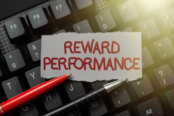 İlham, ödül performansını gösteriyor. Kavramsal Fotoğraf Değerlendirme İşçileri Değerlendir Şirkete Göreceli Değerleri Tanıma Yazılı Notları Dijital Veriye Çeviriyor, Önemli Kodlama Dosyaları Yazıyor