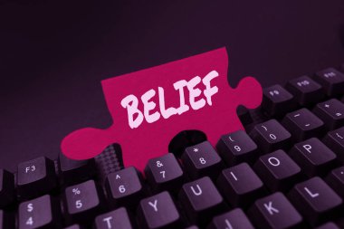 İnanç 'ı gösteren mesaj işareti. Kavramsal fotoğraf, bir şeyin var olduğundan ya da doğru olduğundan emin olma hissi Yazılı Notları Bir Bilgisayara Aktarma, Motivasyonel İletiler Yazma