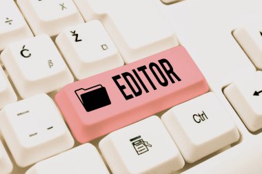 Düzenleyiciyi gösteren metin işareti. Çevrimiçi Ağ Protokolleri Yazan ve Yeni Güvenlik Duvarı Programı Oluşturan bir metnin son içeriğini belirleyen kavramsal fotoğrafçı