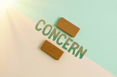 El yazısı metni ile ilgili. Birisi için önemli olmak ya da direkt olarak birini dahil etmek, Ayrılmış Renkli Arkaplan 'da İçten Yüze Bakılan İki Nesneyi İlişkilendirmek