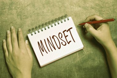 Zihnimi gösteren bir tabela. İş dünyası, yeni sözleşmenin iyi tarafına odaklanan zihinsel ve duygusal tutumu gözden geçirir Konut Sigortası Kredi Anlaşmaları Kurulumu