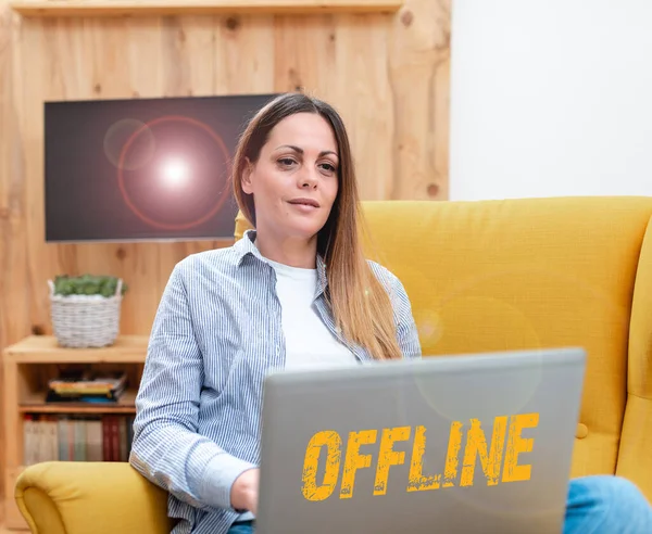 Textskylt som visar offline. Konceptuell bild Inte direkt ansluten till en dator eller ett externt nätverk Sammanfattning Ge företagsrådgivning online, Spridning av Internet Närvaro — Stockfoto