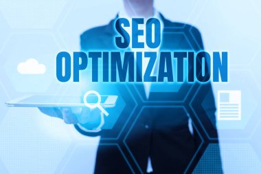 Kavramsal başlık Seo Optimizasyonu. Mobil Aygıt Fütüristik Sanal Teknolojisini Görüntüleyen Üniformalı Kadın sitesinin ya da sayfanın çevrimiçi görünürlüğünü etkileme süreci için sözcük.