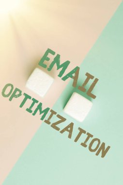 E- posta İyimserleştirmesini göster. Kavram, pazarlama kampanyasının etkinliğini maksimuma çıkarmak anlamına gelir. Ayrılmış Renkli bir Arkaplanda İç Yüze Bakılan İki Nesne