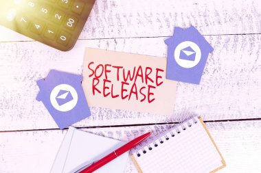 Yazılım Salımı 'nı gösteren metin işareti. Ev Planları, Ev Yatırım Fikirleri Hazırlama, Konut Maliyetlerini Hesaplama programının kalkınma aşamaları ve olgunluk konseptinin toplamı