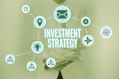 Kavramsal altyazı Yatırım Stratejisi. Kurallar Seti 'nde Yazılan Kelime Bir Yatırımcı Kadın Tutma Tableti Davranışı Fütürist Teknolojiyi Gösteren Sanal Düğmeye Basıyor.