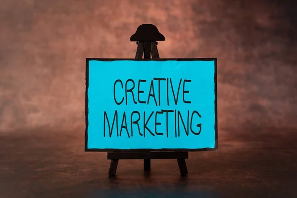 Text showing inspiration Creative Marketing. Word for Campaigning to meet the advertising requirements Thinking New Bright Ideas Renewing Creativity And Inspiration — Stock Photo, Image