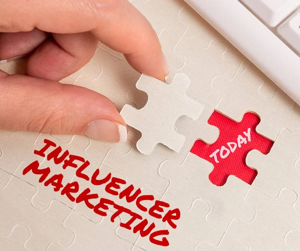 Signo de texto que muestra Influencer Marketing. Palabra para el endosador que influyen en los clientes potenciales de destino la construcción de un rompecabezas blanco inacabado del patrón de rompecabezas con faltante última pieza —  Fotos de Stock