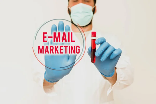 Tekst pokazujący inspirację E Mail Marketing. Word for Ecommerce Reklama Sprzedaż online Biuletyny promocyjne Chemik prezentujący próbki krwi, naukowiec analizujący próbki badawcze — Zdjęcie stockowe