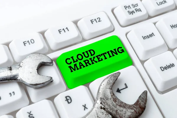 Textskylt med Cloud Marketing. Business showcase Processen för en organisation att marknadsföra sina tjänster Sammanställa och skriva online forskningsmaterial, Skicka Chat meddelanden — Stockfoto