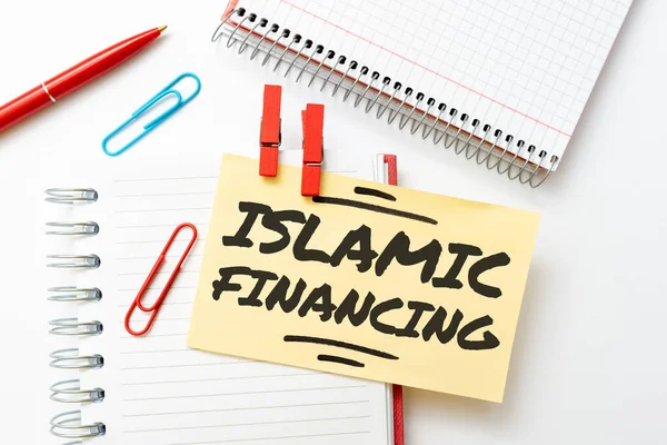 显示伊斯兰融资的文字标志。关于符合伊斯兰教法的银行业务活动和投资的文字：五彩缤纷的积极思维、创造性想法和灵感 — 图库照片