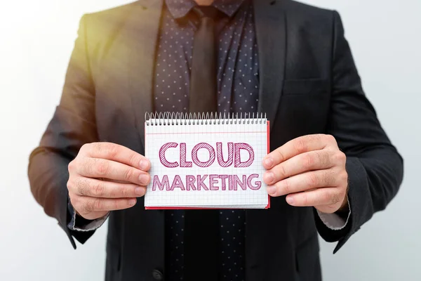 Skrivtecken för hand Cloud Marketing. Affärsidé Processen för en organisation att marknadsföra sina tjänster Presentera nya planer och idéer Demonstrera planeringsprocessen — Stockfoto