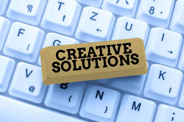 Textskylt med Creative Solutions. Word Skrivet om Original och unik metod för att lösa ett problem Skriva anställningsavtal Prov, transkribera Online Talk Show Ljud — Stockfoto